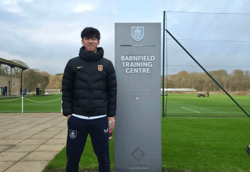 官宣！英超倒数第2签18岁中国前锋 身披9号球衣，租借塞尔维亚球队